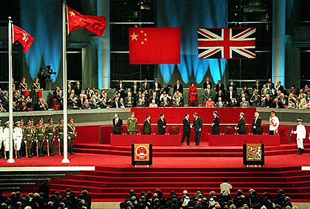 Gran Bretaña devuelve Hong Kong a China