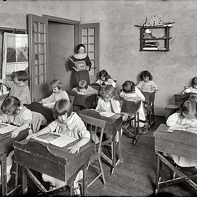 Timeline:  Volver al Pasado- Pedagogías Críticas Decoloniales