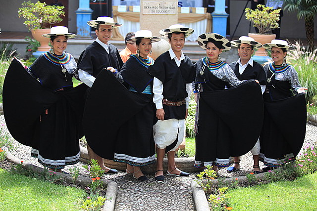 ECUADOR Y LA ESCUELA POLÍTICA