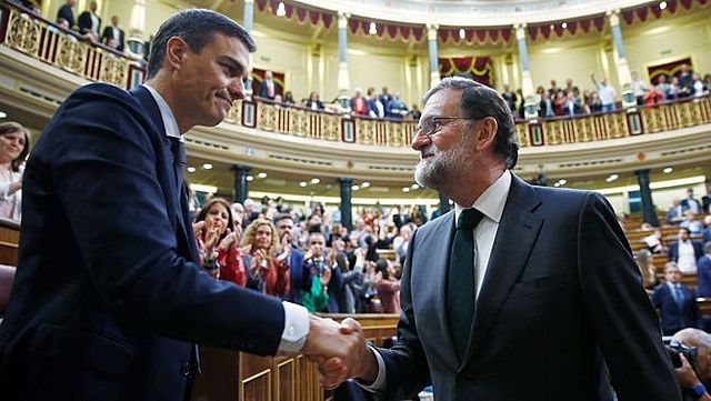 Moció de censura contra Rajoy: Pedro Sánchez és investit nou president del Govern espanyol.