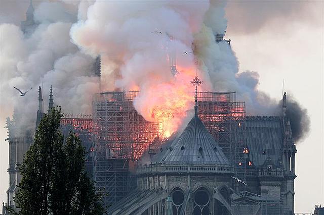 Incendi a la catedral de Notre-Dame de París.