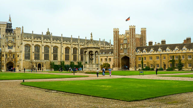 Se crea la Open Universitary en Inglaterra