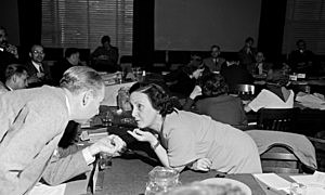 2006: los derechos fundamentales suponen principios de la teoría liberal o, en general, de la tradición política de la modernidad occidental; mirada que lleva a las personas a considerarse como libres e iguales entre sí.