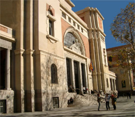 Estudios en Valencia y Madrid.