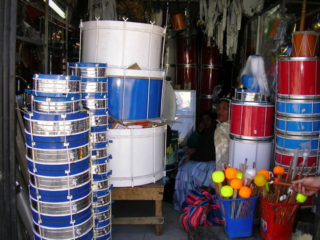 el lunes fue un dia musical. En la manana compramos un tambor en una tienda pequena.