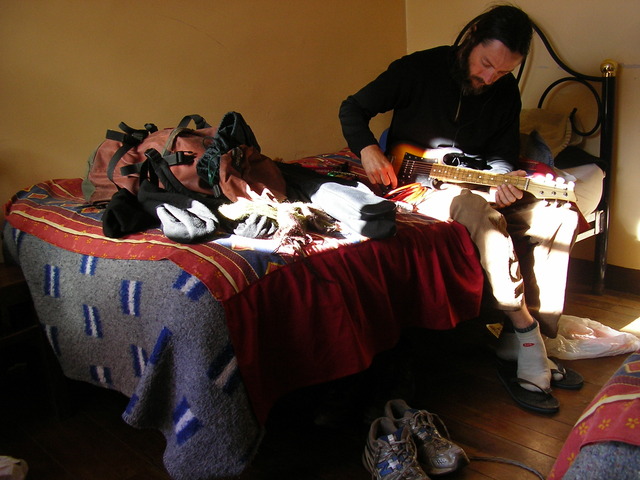 Despues almuerzo, jugamos la guitarra en nuestra habitacion.