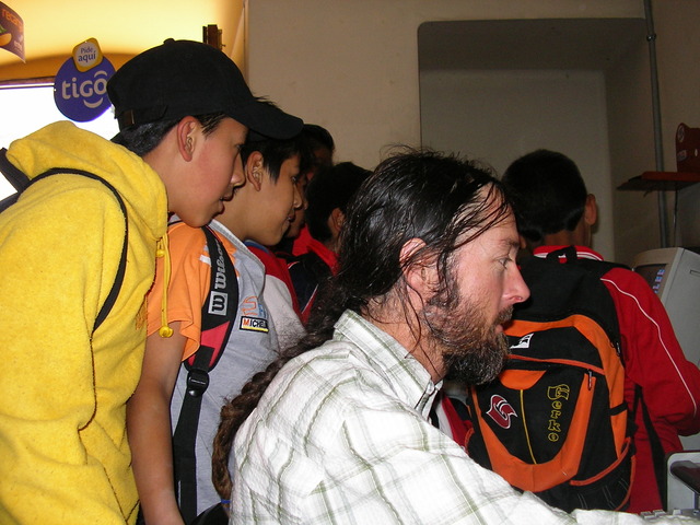 El proximo dia escribimos unos correos electronicos.