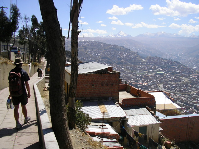 En la tarde andamos por las calles y arriba de la ciudad. la vista fue estupenda.