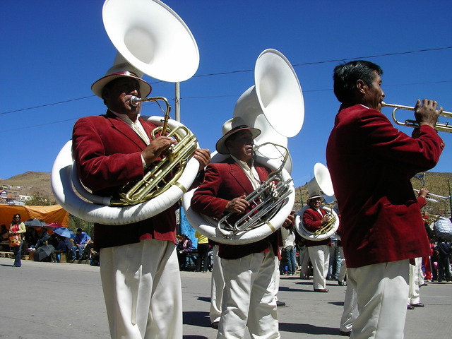 El sabado fue una fiesta que la gente celebro con musica y bailando