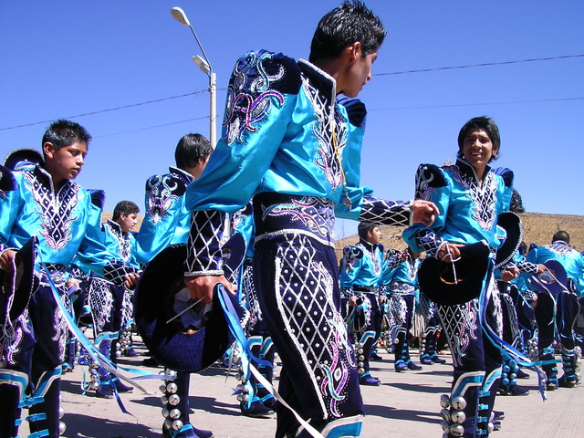 Los jovenes chilenos bailando "la morenada".