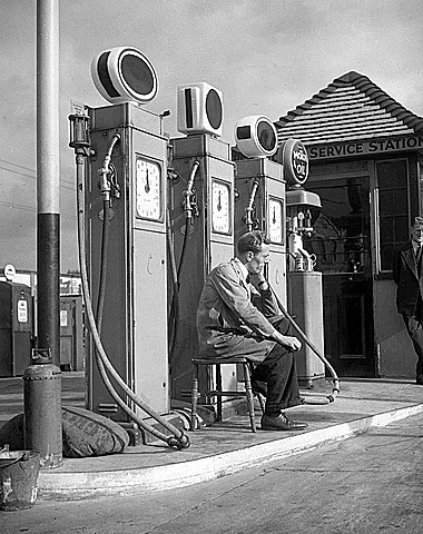 El nacimiento de los combustibles para automóviles incremento las vallas publicitarias en los USA.