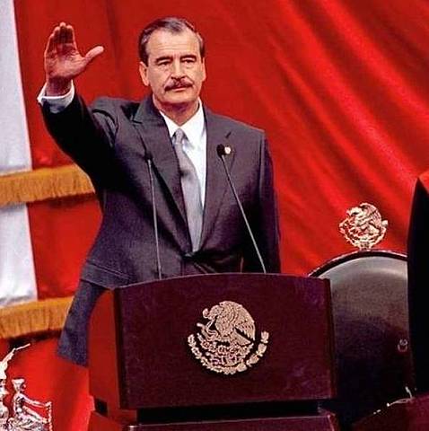 Vicente Fox gana la presidencia de México.