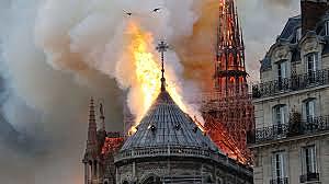 Incendi a la catedral de Notre-Dame de París.