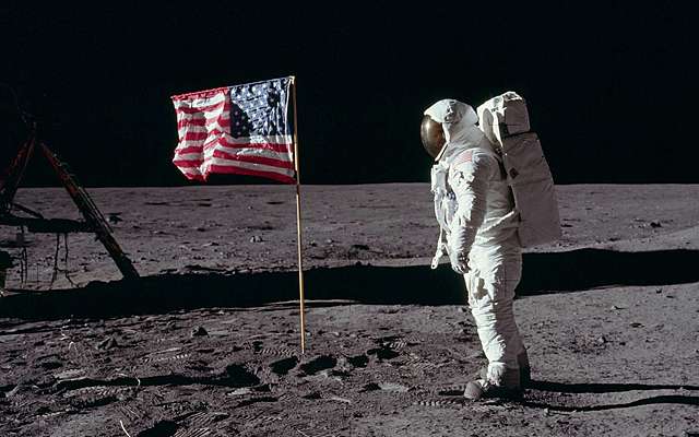 Premier pas d'un etre humain sur la lune