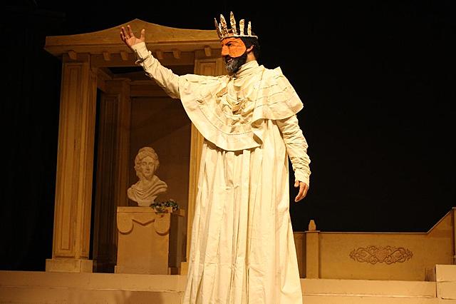 Oedipus arrives in Thebes