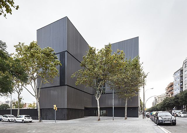 Entro a l'escola dels Encants