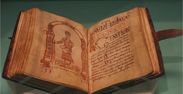 Dracón hace una colección de leyes