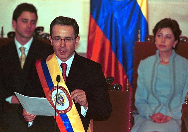 Atentado durante posesión presidencial de&nbsp;Álvaro Uribe