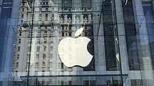 Se inventa la primera microcomputadora de uso masivio y la compañía APPLE.