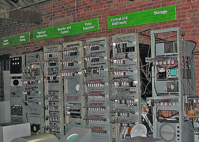 Aparición de los ordenadores creados con válvulas electrónicas (MARK I)