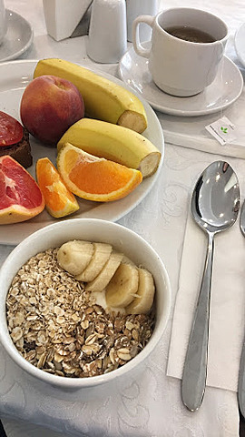 He has breakfast at 9:15