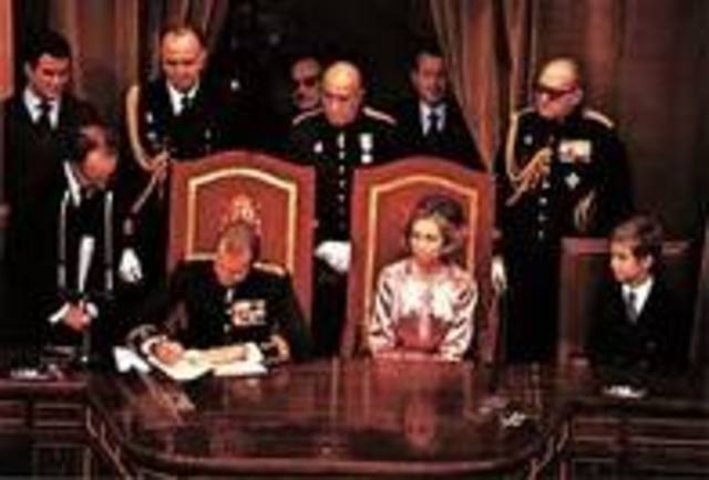 El rey Juan Carlos I firmó la Constitución