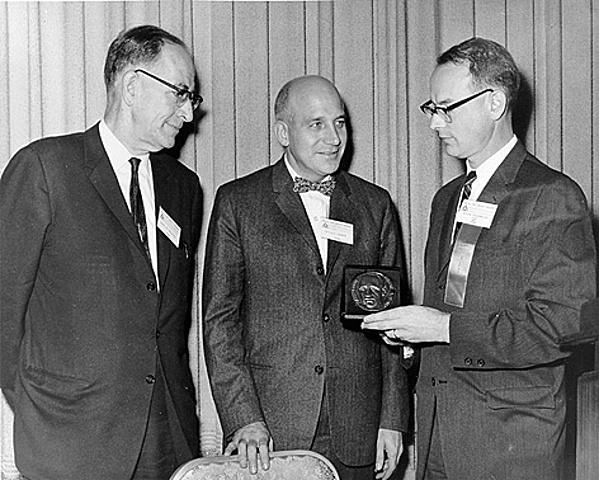 Werner Arber, Daniel Nathans y Hamilton O. Smith