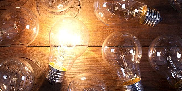 Incandescent light bulb