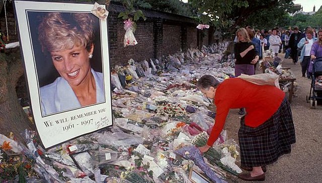 La princesa Diana de Gales muere en accidente automovilístico.