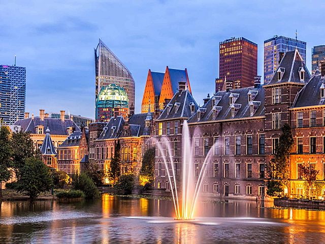 Hollandiába költözött