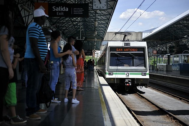 1995 first operation of the metro in medellin.