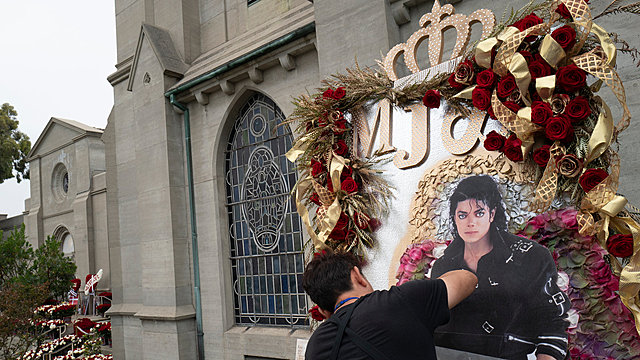 Michael Jackson DIES!!!!
