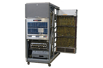 IBM fabrica su primera computadora a escala industrial, la IBM 650. Se amplía el uso del lenguaje ensamblador para la programación de las computadoras.