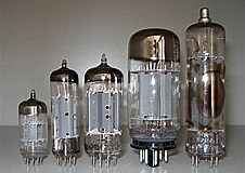 Ordenadores construidos con válvulas de vacío.