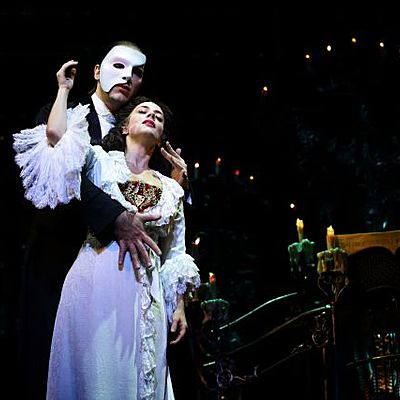 Timeline: ELS MUSICALS. Sorgeix com un gènere teatral que es representava en grans escenaris com el teatre de Broadway, a Nova York, o en els teatres de West End, a Londres, encara que més tard s'inclourà també en el cinema.