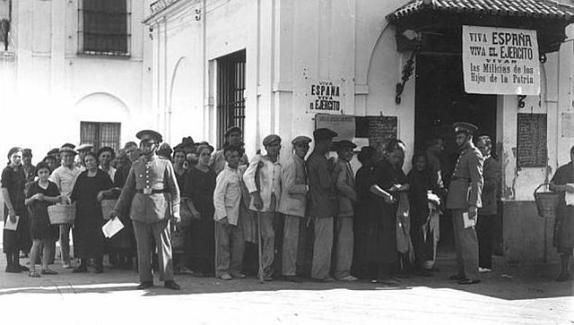 España queda totalmente aislada después de la Segunda Guerra Mundial.