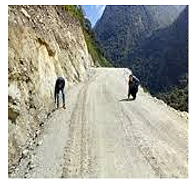 Tallaron las montañas a mano, haciendo taludes de 10 de alto y ancho de 1.7m.