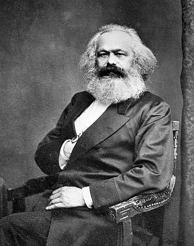 Karl Marx publica " La historia de todas las sociedades existentes es la lucha de la clase de unos cuantos propietarios y los oprimo "