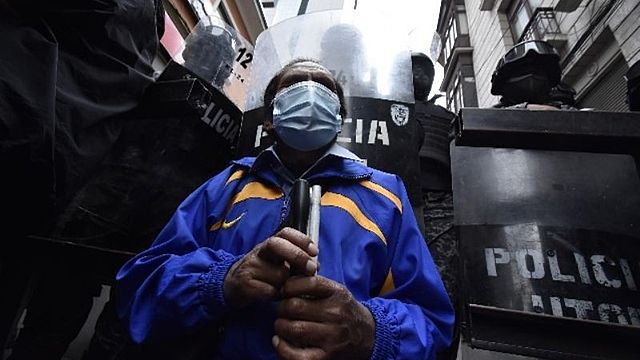 Personas ciegas fueron gasificadas en plaza Murillo cuando reclamaban un bono