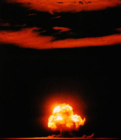 US Drops Atomic Bomb on Japan