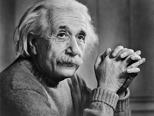 Albert Einstein postula la teoría de la relatividad