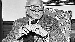 Daniel Bell acuñó el término postindustrial en 1973 en su libro “El advenimiento de la sociedad postindustrial” donde se logra interpretar que esta ‘nueva’ sociedad estaría caracterizada en cinco dimensiones.