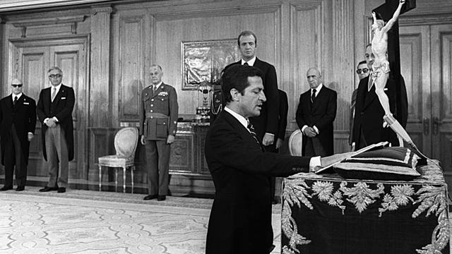 Adolfo Suárez nombrado presidente del gobierno por el rey