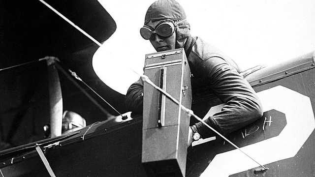 Se fabrican cámaras aéreas que se encuentran colocadas sobre el piso del avión.