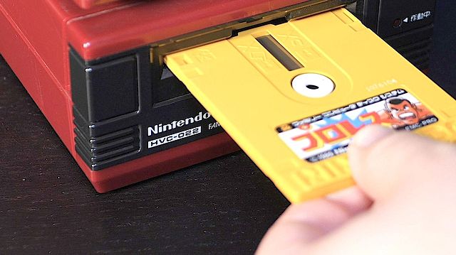 "FAMICON DISK SYSTEM" Nintendo. primera aparicion de los disquetes de videojuegos.
