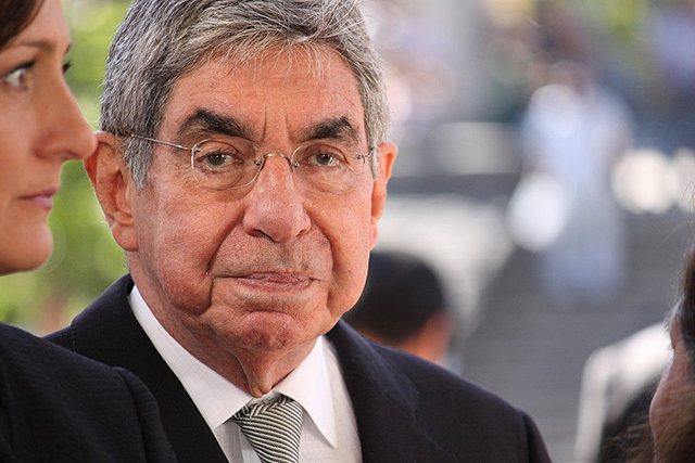 Acusaciones a Óscar Arias por haberle tocado las partes íntimas a mujeres.