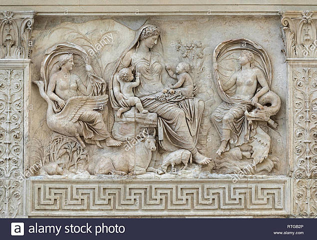 Augusto manda a tallar el muro de Ara Pacis, en su honor por varios años de paz.