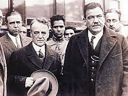 En el periodo del Maximato, el Ejecutivo Federal incrementa su poderío con nuevas instituciones para el control de los grupos sociales.