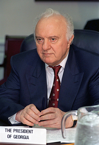 Eduard Shevardnadze dimite