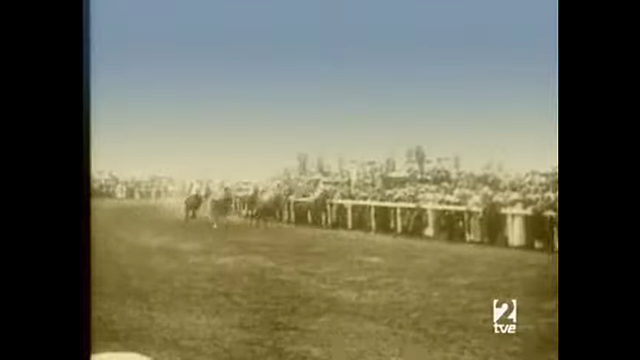 ¿Que hizo una mujer en una carrera de caballos?